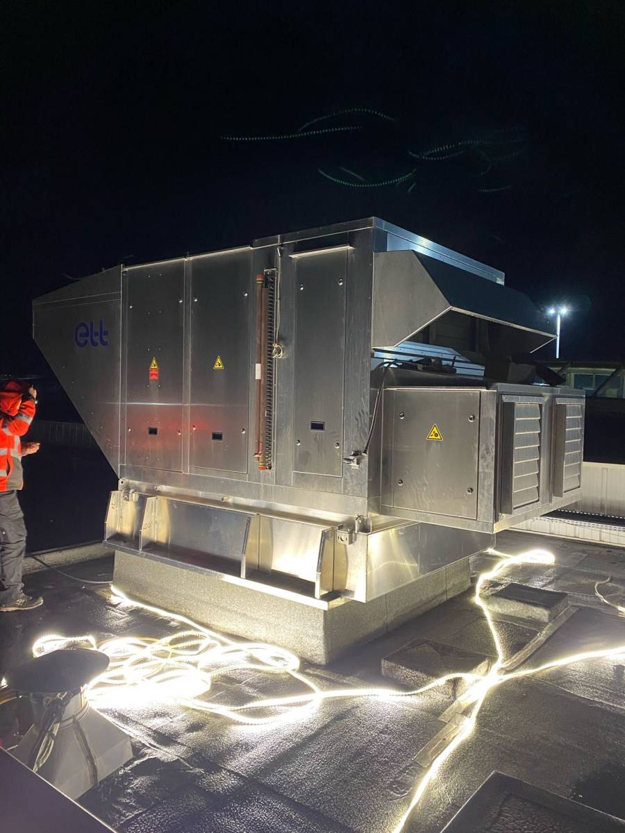 Grutage de nuit d'un rooftop hybride à Carrefour Vénissieux