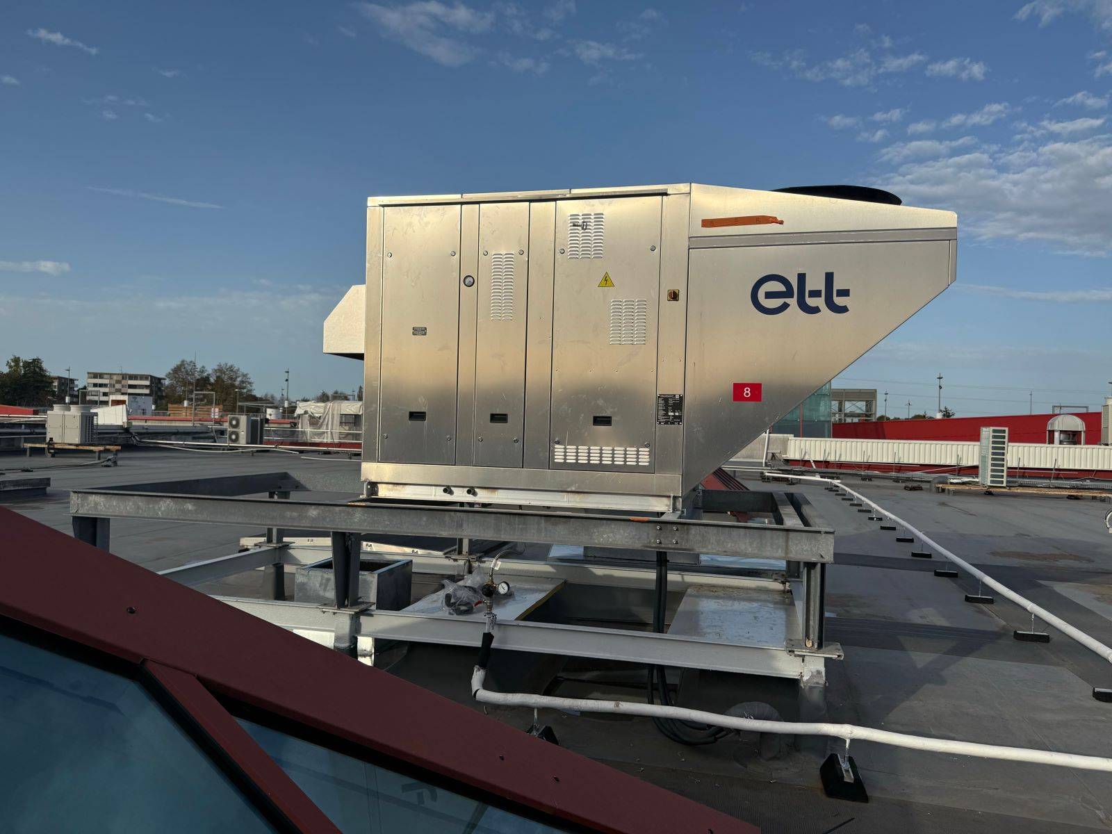 Installation de rooftops sur le toit d'une galerie commerciale dans les Pyrénées-Orientales 