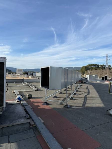Installation de roof tops hybrides pour ventiler chauffer et climatiser un ERP dans le Var