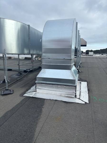 Pompe à chaleur ULTI+R32 ETT pour toiture d'un ERP dans le 06
