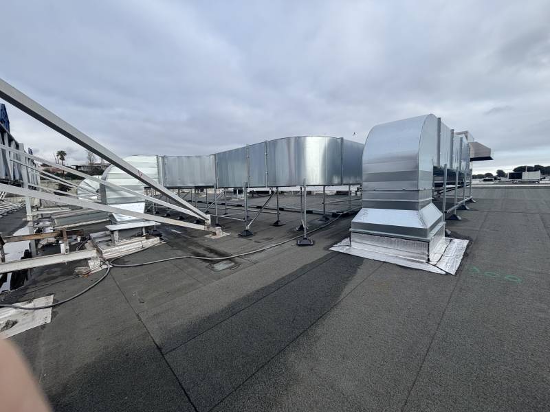 Pompe à chaleur ULTI+R32 ETT pour toiture d'un ERP à Antibes